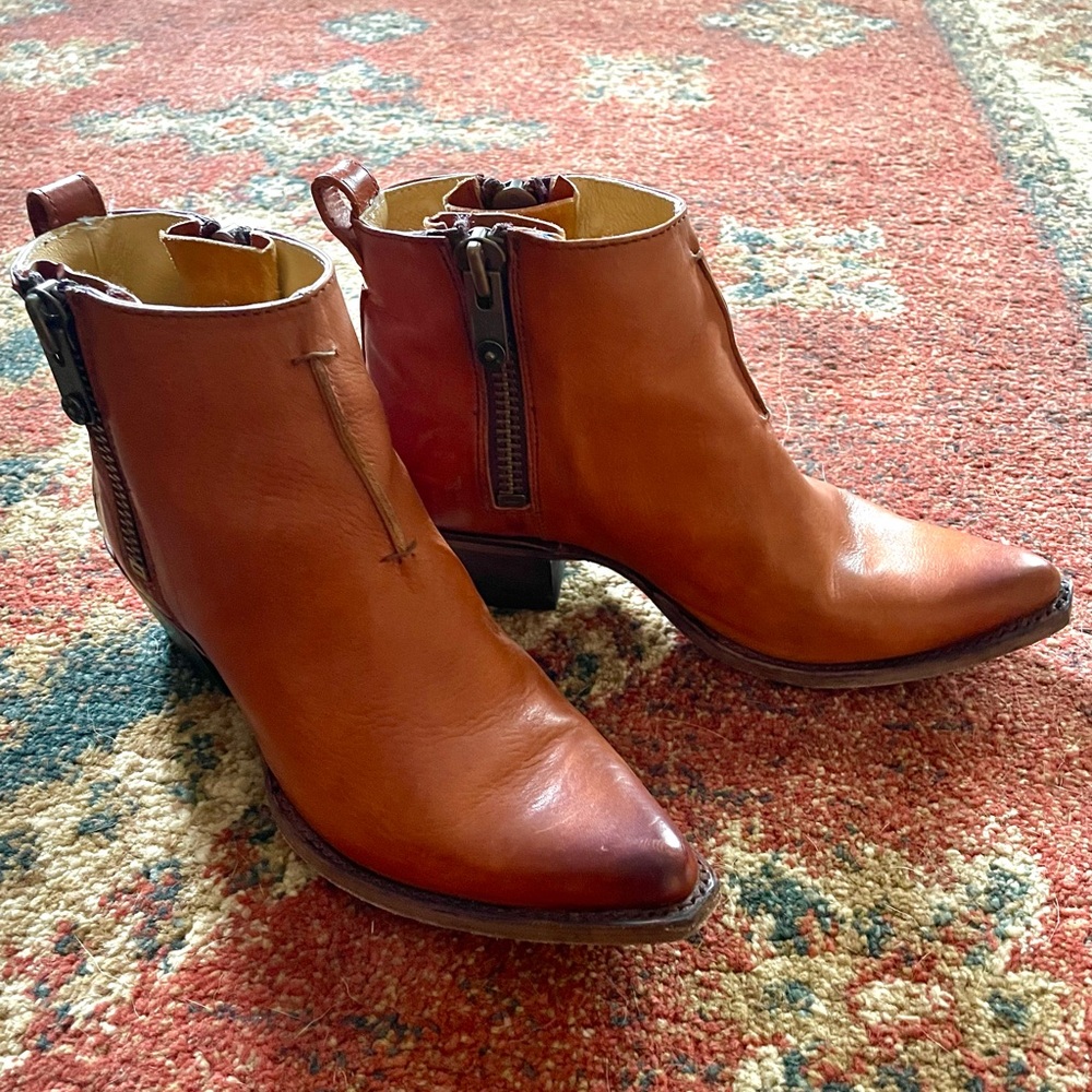 Frye Sacha booties size 8